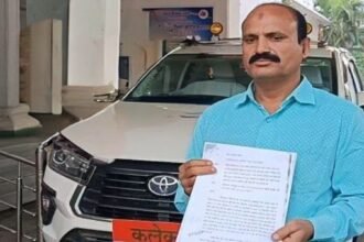 कलेक्टर साहब पैसा उधार दे दो पटवारी को देनी है रिश्वत नहीं है पैसे युवक ने डीएम से मांगी मदद
