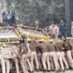 प्रदर्शन के चौथे दिन पुलिस और छात्रों के बीच झड़प बैरिकेड तोड़े हालात बिगड़े 