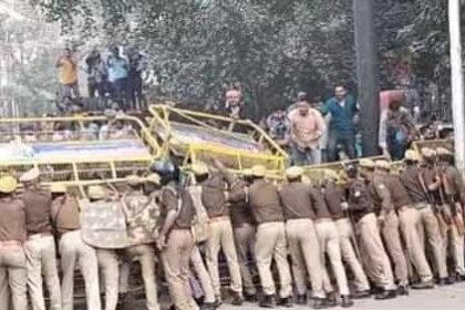 प्रदर्शन के चौथे दिन पुलिस और छात्रों के बीच झड़प बैरिकेड तोड़े हालात बिगड़े 