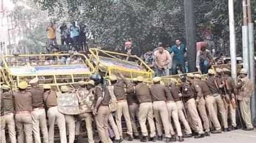 प्रदर्शन के चौथे दिन पुलिस और छात्रों के बीच झड़प बैरिकेड तोड़े हालात बिगड़े 