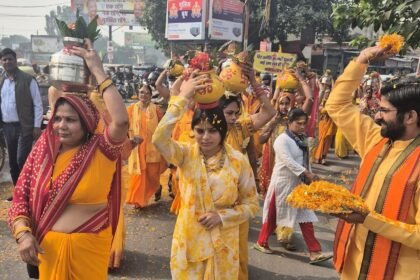 गायत्री परिवार की शोभायात्रा में शामिल महिलाओं का स्वस्ति वाचन और फूल बरसा कर भव्य स्वागत