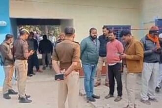 महिला अपने डेढ़ साल की दो मासूम बेटियों और बेटे के साथ फंदे से लटक कर जान दे दी 