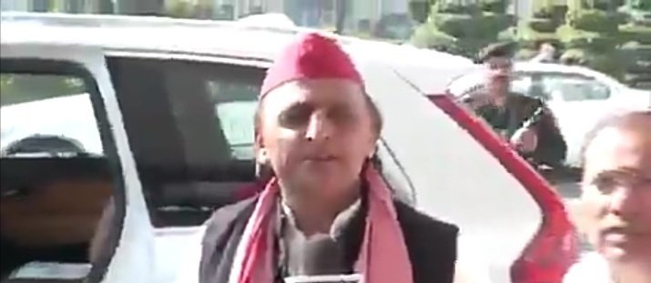 मिल्कीपुर उपचुनाव पर अखिलेश यादव का तीखा बयान, चुनाव आयोग पर कसा तंज... देखें Video