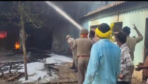 A fierce fire caused by cylinder blast in Pipra Mouni village of Maharajganj ... see Video