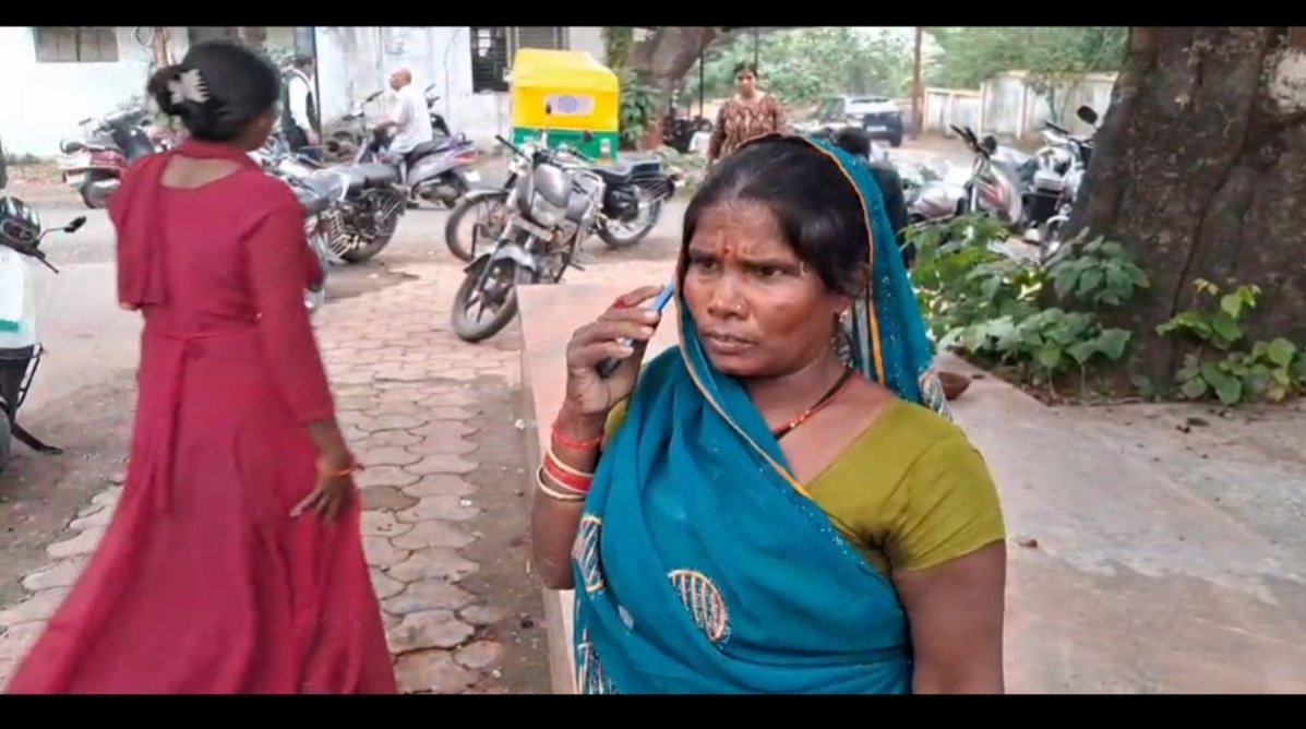 फौती में नाम न जुड़ने पर महिला का हंगामा, जनपद सदस्य की कार पर पत्थर पटक-पटक किया क्षतिग्रस्त