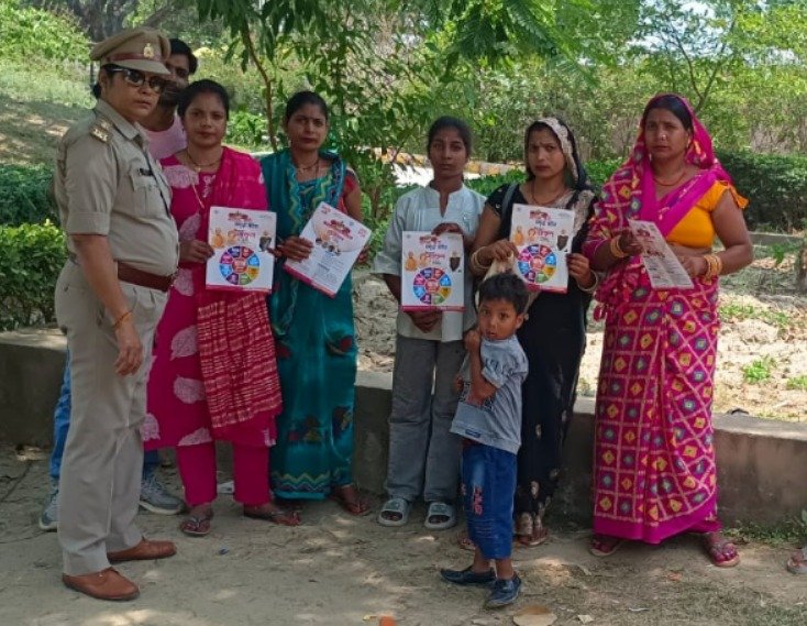 मिशन शक्ति 5.0 के तहत महिला पुलिस टीमों ने चलाया जागरूकता अभियान, हेल्पलाइन नंबरों के पंपलेट बांटे